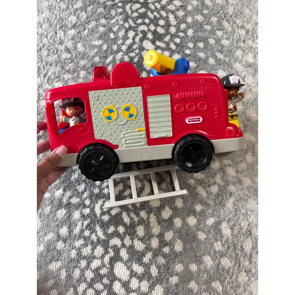Fisher Price Little People Helping Others Fire Truck with 2 Figures Boy & Girl